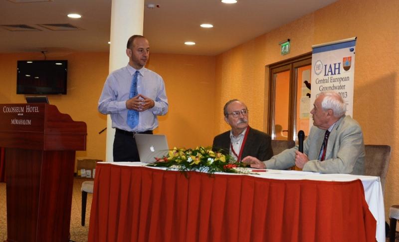 kép jobb oldalán Petar Milanovic (President of IAH Serbian National Chapter) kérdést tesz fel a technológiáról a kép bal oldalán álló Dr. Bajcsi Péternek. (Középen Dr. Tóth József)